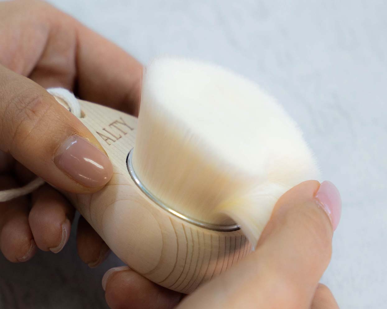 刷毛(はけ)による美しい手触りと檜の癒しの香り