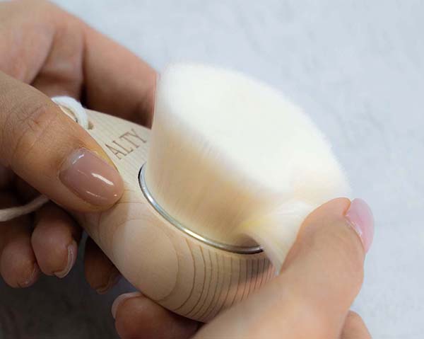 刷毛(はけ)による美しい手触りと檜の癒しの香り